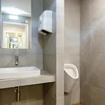 אכסניה Yes *
